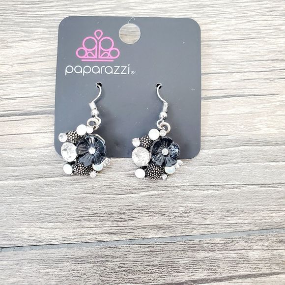 paparazzi Jewelry - 🌻 SALE Paparazzi Silver and Black Dangle Earrings
